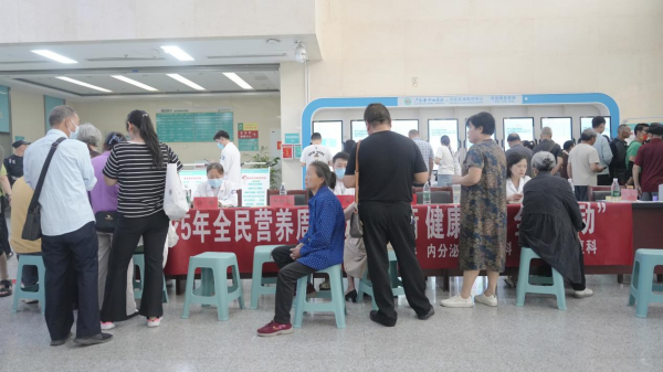 广元市中心医院临床营养科联合多学科开展“全民营养周”义诊活动 提供营养健康咨询服务