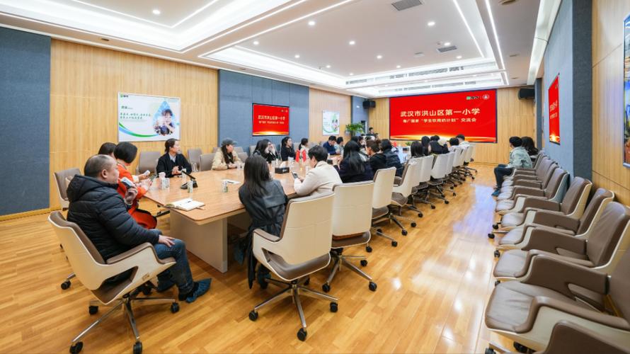 探秘智慧工厂，悦享健康生活——洪山区第一小学参观蒙牛武汉低温工厂暨营养健康咨询服务活动